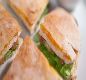 Beirutes Jur�ia - Ingredientes: Filet de frango, queijo prato, ovo frito, bacon, alface, tomate e maionese.
