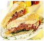 Beirutes Riviera - Ingredientes: Calabresa, queijo prato, bacon, ovo frito, alface, tomate e maionese.