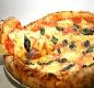 Pizzas Salgadas Caipira - Ingredientes: Peito de frango desfiado, mussarela, ervilha e cebola.