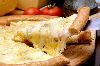 Pizzas Salgadas Quatro Queijos - Ingredientes: Mussarela, catupiry, provolone e parmes�o.