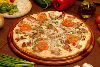Pizzas Salgadas Siciliana - Ingredientes: Mussarela, bacon, champignon e manjeric�o.